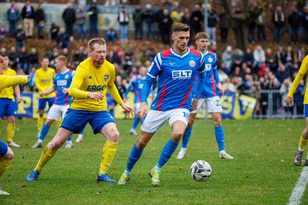 Paul Stock (Rostock) ; GER, Penzliner SV vs. FC Hansa Rostock, Fußball, Männer, Landespokal Lübzer Pilscup, Achtelfinale, Spielzeit 2025 2026, 15.11.2025 Penzlin Data Experts Sportpark Mecklenburg - Vorpommern Deutschland