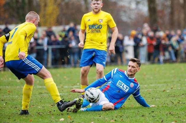 links Dennis Ahrndt (Penzlin) gegen Paul Stock (Rostock) ; GER, Penzliner SV vs. FC Hansa Rostock, Fußball, Männer, Landespokal Lübzer Pilscup, Achtelfinale, Spielzeit 2025 2026, 15.11.2025 Penzlin Data Experts Sportpark Mecklenburg - Vorpommern Deutschland
