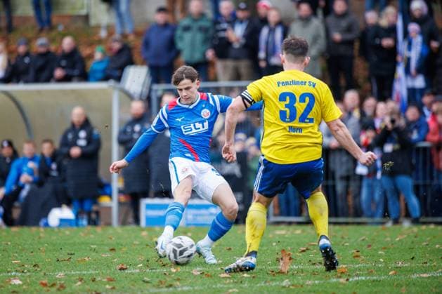 links Fiete Bock (Rostock); GER, Penzliner SV vs. FC Hansa Rostock, Fußball, Männer, Landespokal Lübzer Pilscup, Achtelfinale, Spielzeit 2025 2026, 15.11.2025 Penzlin Data Experts Sportpark Mecklenburg - Vorpommern Deutschland