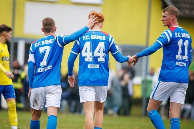 Torjubel 0:5 v.l. Nico Neidhart (Rostock) , Torschütze Tim Krohn (Rostock) und Emil Frost Holten (Rostock) ; GER, Penzliner SV vs. FC Hansa Rostock, Fußball, Männer, Landespokal Lübzer Pilscup, Achtelfinale, Spielzeit 2025 2026, 15.11.2025 Penzlin Data Experts Sportpark Mecklenburg - Vorpommern Deutschland