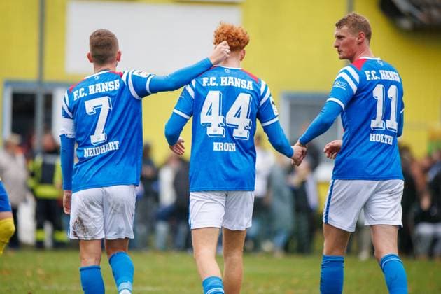 Torjubel 0:5 v.l. Nico Neidhart (Rostock) , Torschütze Tim Krohn (Rostock) und Emil Frost Holten (Rostock) ; GER, Penzliner SV vs. FC Hansa Rostock, Fußball, Männer, Landespokal Lübzer Pilscup, Achtelfinale, Spielzeit 2025 2026, 15.11.2025 Penzlin Data Experts Sportpark Mecklenburg - Vorpommern Deutschland