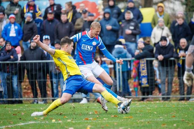 vorn Moritz Horn (Penzlin) gegen Emil Frost Holten (Rostock) ; GER, Penzliner SV vs. FC Hansa Rostock, Fußball, Männer, Landespokal Lübzer Pilscup, Achtelfinale, Spielzeit 2025 2026, 15.11.2025 Penzlin Data Experts Sportpark Mecklenburg - Vorpommern Deutschland