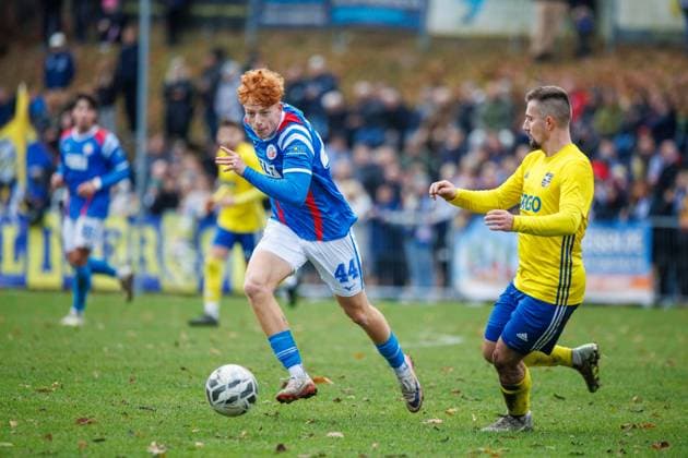 Tim Krohn (Rostock) gegen rechts Anton Funk (Penzlin) ; GER, Penzliner SV vs. FC Hansa Rostock, Fußball, Männer, Landespokal Lübzer Pilscup, Achtelfinale, Spielzeit 2025 2026, 15.11.2025 Penzlin Data Experts Sportpark Mecklenburg - Vorpommern Deutschland