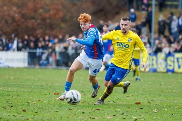Tim Krohn (Rostock) gegen rechts Anton Funk (Penzlin) ; GER, Penzliner SV vs. FC Hansa Rostock, Fußball, Männer, Landespokal Lübzer Pilscup, Achtelfinale, Spielzeit 2025 2026, 15.11.2025 Penzlin Data Experts Sportpark Mecklenburg - Vorpommern Deutschland