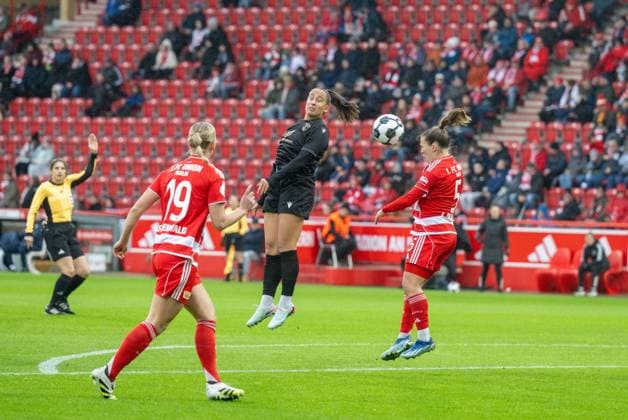 Fußball, Frauen, Saison 2025 2026, DFB-Pokal (Achtelfinale), 1. FC Union Berlin - FC Carl Zeiss Jena, v. l. Samantha Steuerwald (1. Frauen 1. FC Union), Nelly Juckel (FC Carl Zeiss Jena), Katja Orschmann (1. Frauen 1. FC Union), 15.11. 2025, Copyright: xMatthiasxKochx