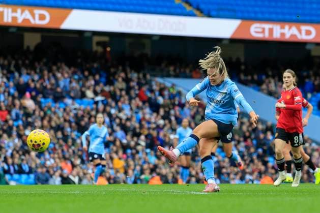 Manchester City Women v Manchester United, ManU Women Women s Super League 15 11 2025. Lauren Hemp (11) of Manchester City scores to make it 3-0 during the Women s Super League match between Manchester City Women and Manchester United Women at the Etihad Stadium, Manchester, England on 15 November 2025. Manchester Etihad Stadium Manchester England Editorial use only DataCo restrictions apply See www.football-dataco.com , Copyright: xConorxMolloyx PSI-23220-0038