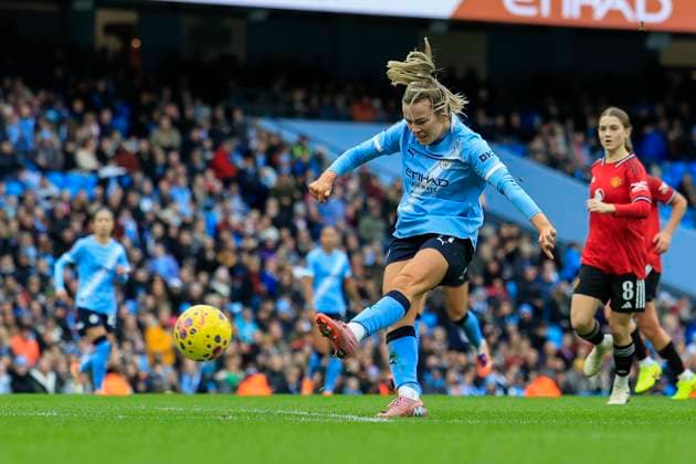 Manchester City Women v Manchester United, ManU Women Women s Super League 15 11 2025. Lauren Hemp (11) of Manchester City scores to make it 3-0 during the Women s Super League match between Manchester City Women and Manchester United Women at the Etihad Stadium, Manchester, England on 15 November 2025. Manchester Etihad Stadium Manchester England Editorial use only DataCo restrictions apply See www.football-dataco.com , Copyright: xConorxMolloyx PSI-23220-0041