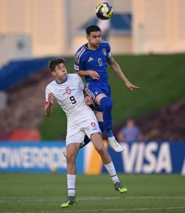 Fussball, Junioren U 17 WM 2025 Doha Katar Sechzehntelfinal 15.11.2025 Spiel 75 Italien - Tschechien Luca Reggiani (re, Italien) gegen Vit Skrkon (re, Tschechien)