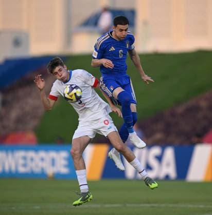 Fussball, Junioren U 17 WM 2025 Doha Katar Sechzehntelfinal 15.11.2025 Spiel 75 Italien - Tschechien Luca Reggiani (re, Italien) gegen Vit Skrkon (re, Tschechien)