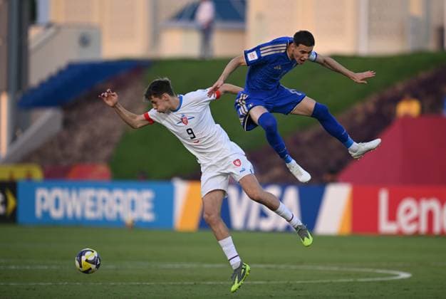 Fussball, Junioren U 17 WM 2025 Doha Katar Sechzehntelfinal 15.11.2025 Spiel 75 Italien - Tschechien Luca Reggiani (re, Italien) gegen Vit Skrkon (re, Tschechien)