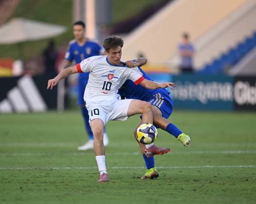 Fussball, Junioren U 17 WM 2025 Doha Katar Sechzehntelfinal 15.11.2025 Spiel 75 Italien - Tschechien Jan Janega (li, Tschechien) gegen Vincenzo Prisco (re, Italien)