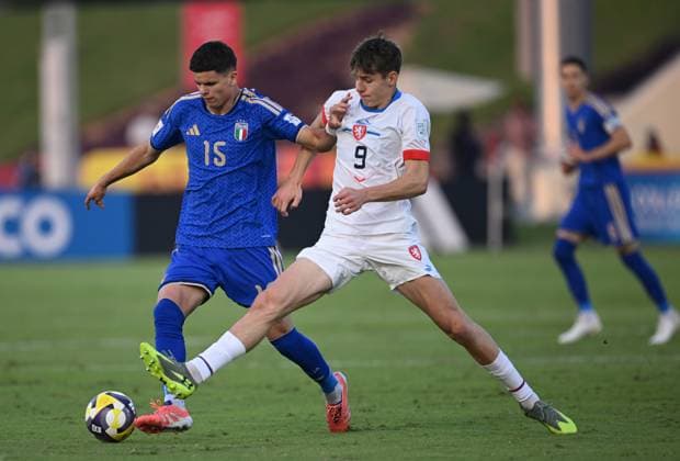 Fussball, Junioren U 17 WM 2025 Doha Katar Sechzehntelfinal 15.11.2025 Spiel 75 Italien - Tschechien Cristiano De Paoli (li, Italien) gegen Vit Skrkon (re, Tschechien)