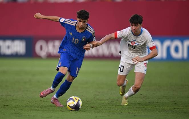 Fussball, Junioren U 17 WM 2025 Doha Katar Sechzehntelfinal 15.11.2025 Spiel 75 Italien - Tschechien Samuele Inacio (li, Italien) gegen Martin Palascak (re, Tschechien)