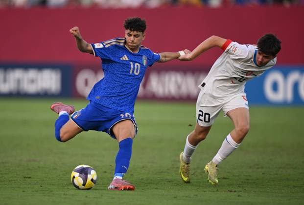 Fussball, Junioren U 17 WM 2025 Doha Katar Sechzehntelfinal 15.11.2025 Spiel 75 Italien - Tschechien Samuele Inacio (li, Italien) gegen Martin Palascak (re, Tschechien)