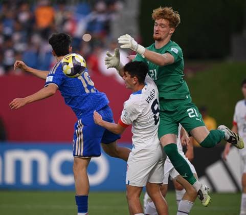 Fussball, Junioren U 17 WM 2025 Doha Katar Sechzehntelfinal 15.11.2025 Spiel 75 Italien - Tschechien Antonio Arena (li, Italien) gegen Lukas Vanek (re, Tschechien) und Torwart Adam Paar (re, Tschechien)