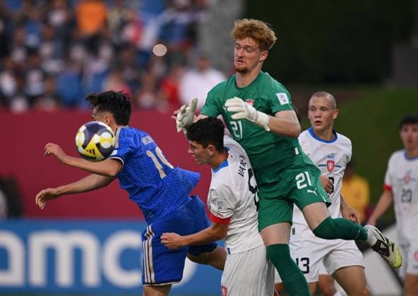 Fussball, Junioren U 17 WM 2025 Doha Katar Sechzehntelfinal 15.11.2025 Spiel 75 Italien - Tschechien Antonio Arena (li, Italien) gegen Lukas Vanek (re, Tschechien) und Torwart Adam Paar (re, Tschechien)