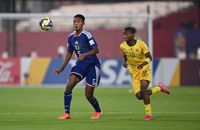 Fussball, Junioren U 17 WM 2025 Doha Katar Sechzehntelfinal 15.11.2025 Spiel 82 Japan - Suedafrika Anthony Udembe Motosuna (li, Japan) gegen Neo Bohloko (re, Suedafrika)
