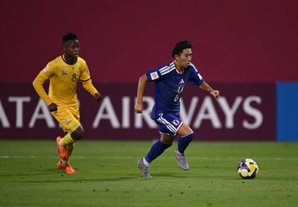 Fussball, Junioren U 17 WM 2025 Doha Katar Sechzehntelfinal 15.11.2025 Spiel 82 Japan - Suedafrika Shimon Kobayashi (re, Japan) gegen Teboho Mlangeni (li, Suedafrika)