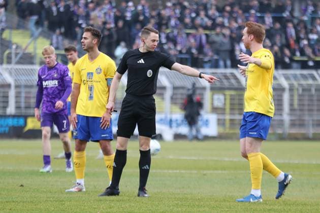Fußball Sachsenpokal, 1. FC Lok Leipzig - FC Erzgebirge Aue; 15.11.2025 Schiedsrichter Michael Näther entscheidet auf Freistoß. Fußball, Wernesgrüner Sachsenpokal 2025 2026, Achtelfinale: 1. FC Lok Leipzig vs. FC Erzgebirge Aue am 15.11.2025 im Bruno-Plache-Stadion, Leipzig. Copyright: xBEAUTIFULxSPORTS JanxKaeferx