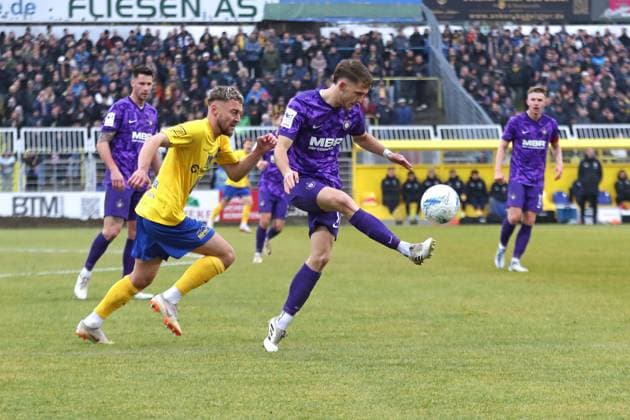 Fußball Sachsenpokal, 1. FC Lok Leipzig - FC Erzgebirge Aue; 15.11.2025 Pascal Fallmann (17, Erzgebirge Aue) vor David Grözinger (27, Lok Leipzig). Fußball, Wernesgrüner Sachsenpokal 2025 2026, Achtelfinale: 1. FC Lok Leipzig vs. FC Erzgebirge Aue am 15.11.2025 im Bruno-Plache-Stadion, Leipzig. Copyright: xBEAUTIFULxSPORTS JanxKaeferx