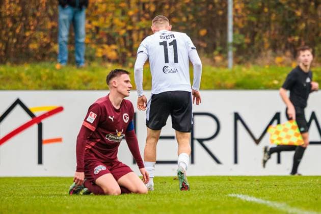 v.l. Piet Braeunig (1. FC Gievenbeck, 15) ist enttaeuscht nach Tor zum 2:1 durch Dominik Steczyk (SC Verl, 11) rechts) GER, 1. FC Gievenbeck vs. SC Verl, Fussball, Westfalenpokal, Viertelfinale, Spielzeit 2025 2026, 15.11.2025 DFL Regulations prohibit any use of photographers as image sequences and or quasi-video. GER, 1. FC Gievenbeck vs. SC Verl, Fussball, Westfalenpokal, Viertelfinale, Spielzeit 2025 2026, 15.11.2025 M?nster Copyright: xEibner-Pressefoto JanxRollingerx EP_JSK
