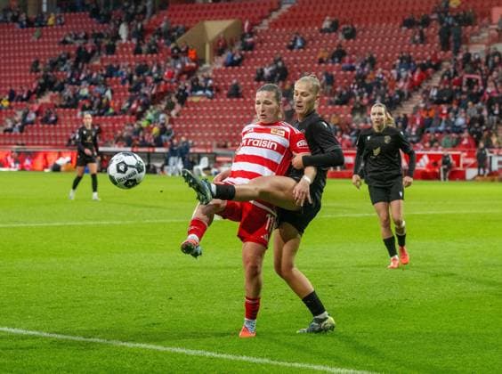 Fußball, Frauen, Saison 2025 2026, DFB-Pokal (Achtelfinale), 1. FC Union Berlin - FC Carl Zeiss Jena, v. l. Dina Orschmann (1. Frauen 1. FC Union), Steffi Schmid (FC Carl Zeiss Jena), 15.11. 2025, Copyright: xMatthiasxKochx