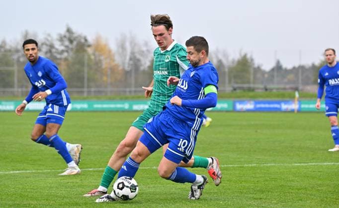 15.11.2025 - Fussball - Saison 2025 2026 - Regionalliga Bayern - 18. Spieltag: SpVgg Greuther Fürth Fuerth II U23 ( Kleeblatt ) - SV Viktoria Aschaffenburg SVA - Mezi - xmexzix - Benjamin Baier (10, SV Viktoria Aschaffenburg ) vor Lado Akhalaia (24, SpVgg Greuther Fürth II )