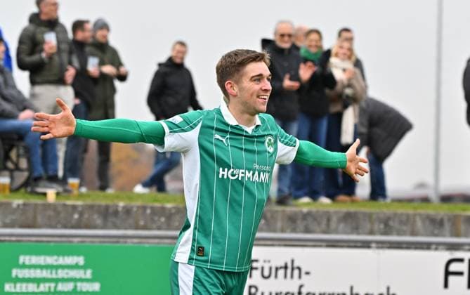 15.11.2025 - Fussball - Saison 2025 2026 - Regionalliga Bayern - 18. Spieltag: SpVgg Greuther Fürth Fuerth II U23 ( Kleeblatt ) - SV Viktoria Aschaffenburg SVA - Mezi - xmexzix - Torjubel Jubel Freude nach Treffer Tor Torschuß zum 3:1 durch Philipp Hack (13, SpVgg Greuther Fürth II )