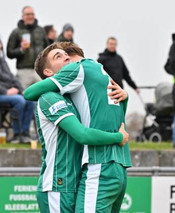 15.11.2025 - Fussball - Saison 2025 2026 - Regionalliga Bayern - 18. Spieltag: SpVgg Greuther Fürth Fuerth II U23 ( Kleeblatt ) - SV Viktoria Aschaffenburg SVA - Mezi - xmexzix - Torjubel Jubel Freude nach Treffer Tor Torschuß zum 3:1 durch Philipp Hack (13, SpVgg Greuther Fürth II )
