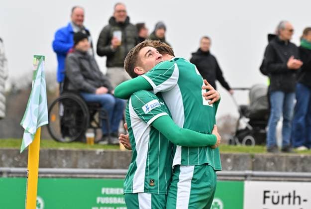 15.11.2025 - Fussball - Saison 2025 2026 - Regionalliga Bayern - 18. Spieltag: SpVgg Greuther Fürth Fuerth II U23 ( Kleeblatt ) - SV Viktoria Aschaffenburg SVA - Mezi - xmexzix - Torjubel Jubel Freude nach Treffer Tor Torschuß zum 3:1 durch Philipp Hack (13, SpVgg Greuther Fürth II )