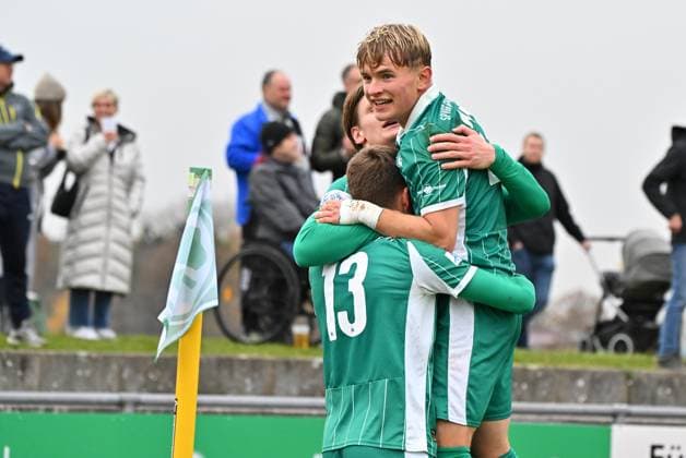 15.11.2025 - Fussball - Saison 2025 2026 - Regionalliga Bayern - 18. Spieltag: SpVgg Greuther Fürth Fuerth II U23 ( Kleeblatt ) - SV Viktoria Aschaffenburg SVA - Mezi - xmexzix - Torjubel Jubel Freude nach Treffer Tor Torschuß zum 3:1 durch Philipp Hack (13, SpVgg Greuther Fürth II ) mit Max Meyer (23, SpVgg Greuther Fürth II ) Lado Akhalaia (24, SpVgg Greuther Fürth II )