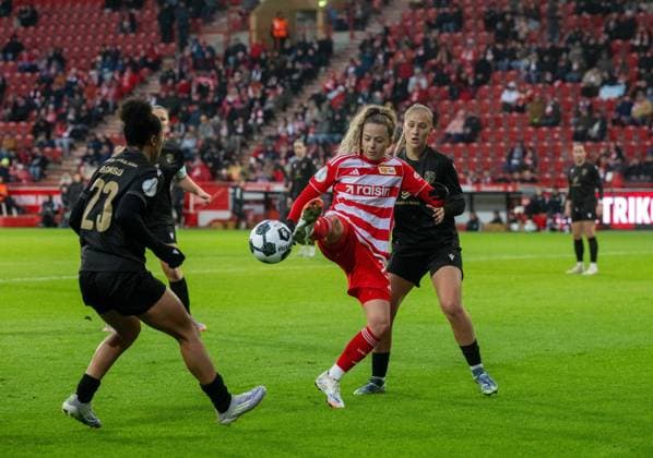 Fußball, Frauen, Saison 2025 2026, DFB-Pokal (Achtelfinale), 1. FC Union Berlin - FC Carl Zeiss Jena, v. l. Josephine Bonsu (FC Carl Zeiss Jena), Jenny Hipp (1. Frauen 1. FC Union), Steffi Schmid (FC Carl Zeiss Jena), 15.11. 2025, Copyright: xMatthiasxKochx
