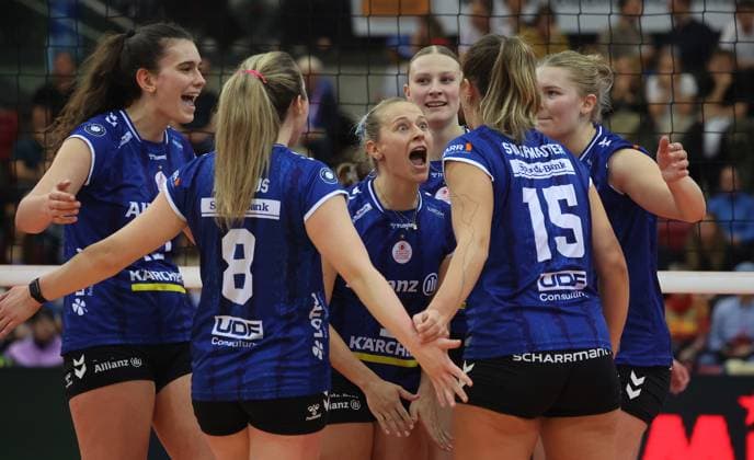 Stuttgart , Volleyball Bundesliga Allianz MTV Stuttgart vs. Binder Blaubären Flacht , Jubel Allianz , rechts: Lucia Varela Gomez , mitte: Antonia Stautz