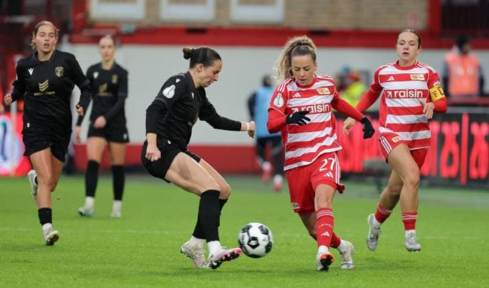Elena Mühlemann , Jenny Hipp, Lisa Heiseler Zweikampf Spielszene Aktion Fußball Fussball DFB Pokal Damen Frauen Achtelfinale Saison 2025 2026 15.11.2025 1.FC Union Berlin vs. FC Carl Zeiss Jena DFL regulations prohibit any use of photographs as image sequences and or quasi-video