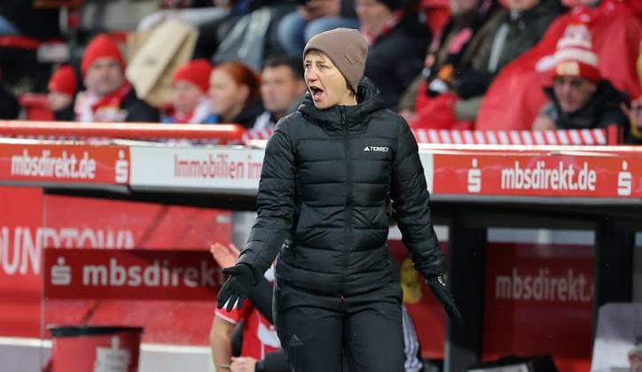 Trainerin Ailien Poese gibt Anweisungen Aktion Oberkörper Fußball Fussball DFB Pokal Damen Frauen Achtelfinale Saison 2025 2026 15.11.2025 1.FC Union Berlin vs. FC Carl Zeiss Jena DFL regulations prohibit any use of photographs as image sequences and or quasi-video