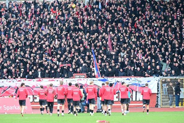 15.11.2025 xkhx Kassel Regionalliga Südwest Saison 2025 2026 KSV Hessen Kassel - Kickers Offenbach (OFC) vor dem Spiel geht die Mannschaft des OFC zu den mitgereisten Fans