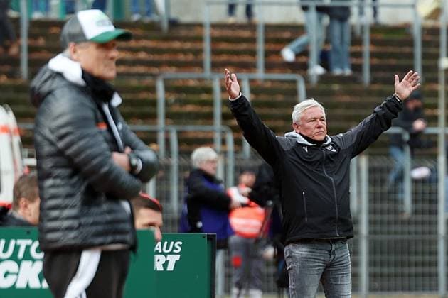15.11.2025, xrekx, Fussball Regionalliga Suedwest, FC Homburg - SV Sandhausen v.l. Roland Seitz Trainer (FC 08 Homburg) Olaf Janßen Trainer (SV Sandhausen) gibt Anweisungen, gestikuliert, mit den Armen gestikulieren gives instructions, gesticulate (DFL DFB REGULATIONS PROHIBIT ANY USE OF PHOTOGRAPHS as IMAGE SEQUENCES and or QUASI-VIDEO) Homburg