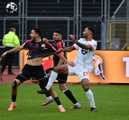 15.11.2025 xkhx Kassel Regionalliga Südwest Saison 2025 2026 KSV Hessen Kassel - Kickers Offenbach (OFC) JAYSON BREITENBACH (27, OFC) hät Lukas Peter Rupp (33, Hessen Kassel) am Trikot fest