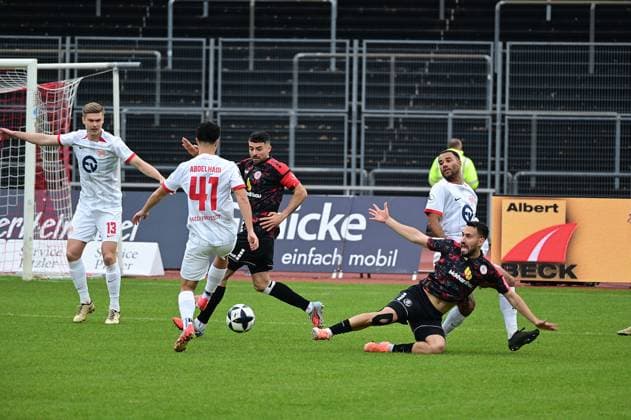 15.11.2025 xkhx Kassel Regionalliga Südwest Saison 2025 2026 KSV Hessen Kassel - Kickers Offenbach (OFC) Adrian Bravo Sanchez (17, Hessen Kassel) gegen Mohamadaziz Abdelhadi (41, OFC) und JAYSON BREITENBACH (27, OFC) gegen Lukas Peter Rupp (33, Hessen Kassel)
