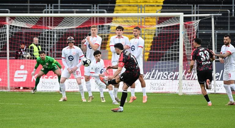 15.11.2025 xkhx Kassel Regionalliga Südwest Saison 2025 2026 KSV Hessen Kassel - Kickers Offenbach (OFC) Adrian Bravo Sanchez (17, Hessen Kassel) zieht ab, die OFC Verteidigung mit Ron Berlinski (21, OFC) steht