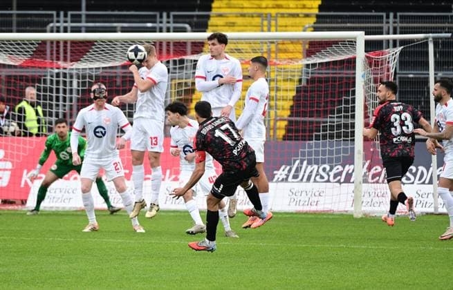 15.11.2025 xkhx Kassel Regionalliga Südwest Saison 2025 2026 KSV Hessen Kassel - Kickers Offenbach (OFC) Adrian Bravo Sanchez (17, Hessen Kassel) zieht ab und Noel Knothe (13, OFC) wehrt mit dem Kopf ab