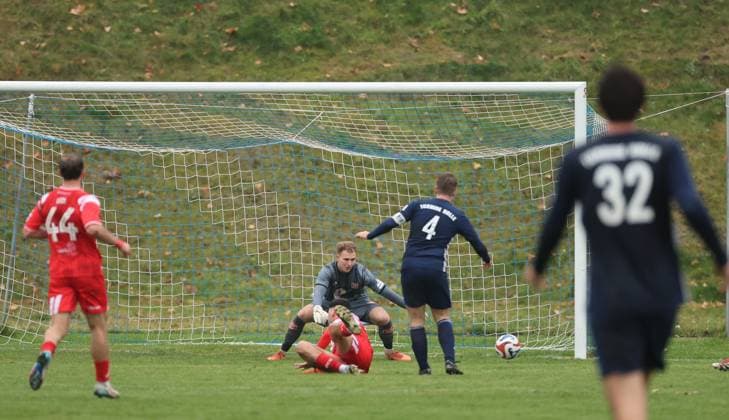 151125 Halle Saale Sachsen Anhalt Leuna Chemie Stadion Fußball Hallescher FC Halle HFC Regionalliga Nordost 4. Liga Männer Saison 2025 2026 Landespokal Turbine Halle -HFC Luca Bendel HFC Torwart U19 fast der Ausgleich durch Eric Gröger ( Turbine Halle )