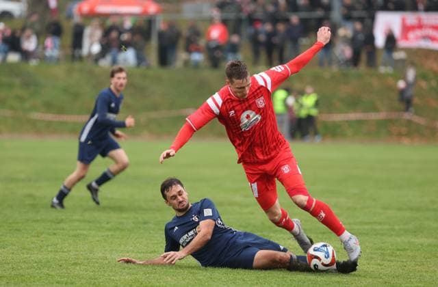 151125 Halle Saale Sachsen Anhalt Leuna Chemie Stadion Fußball Hallescher FC Halle HFC Regionalliga Nordost 4. Liga Männer Saison 2025 2026 Landespokal Turbine Halle -HFC Pascal Schmedemann (Hallescher FC) Dominik Zech ( Turbine Halle )