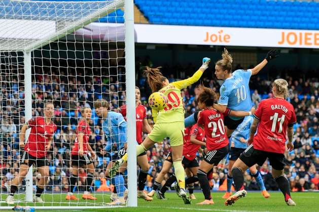 Manchester City Women v Manchester United, ManU Women Women s Super League 15 11 2025. Vivianne Miedema (10) of Manchester City hits a post with a header during the Women s Super League match between Manchester City Women and Manchester United Women at the Etihad Stadium, Manchester, England on 15 November 2025. Manchester Etihad Stadium Manchester England Editorial use only DataCo restrictions apply See www.football-dataco.com , Copyright: xConorxMolloyx PSI-23220-0049