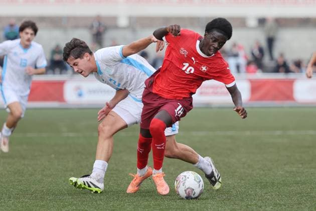 U19 Schweiz - San Marino Gabriele Montali gegen Miguel Mardochee 15.11.2025 Stadion Esp Baden AG, SCHWEIZ, Saison 2025 2026 Herren Fussball UEFA U19 EM Qualifikation Schweiz - San Marino Gabriele Montali (li,San Marino) gegen Miguel Mardochee (Schweiz)