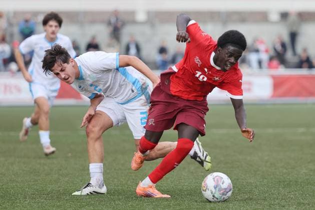 U19 Schweiz - San Marino Gabriele Montali gegen Miguel Mardochee 15.11.2025 Stadion Esp Baden AG, SCHWEIZ, Saison 2025 2026 Herren Fussball UEFA U19 EM Qualifikation Schweiz - San Marino Gabriele Montali (li,San Marino) gegen Miguel Mardochee (Schweiz)