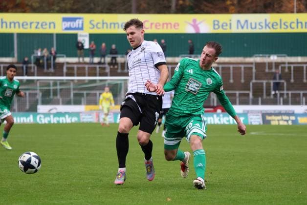 15.11.2025, Fussball, Herren, Regionalliga Südwest, Saison 2025 2026, FC 08 Homburg - SV Sandhausen, Tim Steinmetz (FC 08 Homburg), Jahn Herrmann (SV Sandhausen) Homburg Waldstadion Saarland Deutschland (DEU) Copyright: xSebastianxBachx