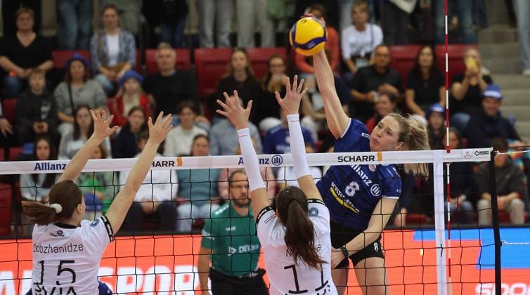 Stuttgart , Volleyball Bundesliga Allianz MTV Stuttgart vs. Binder Blaubären Flacht , rechts: Eleanor Holthaus ( Stgt )