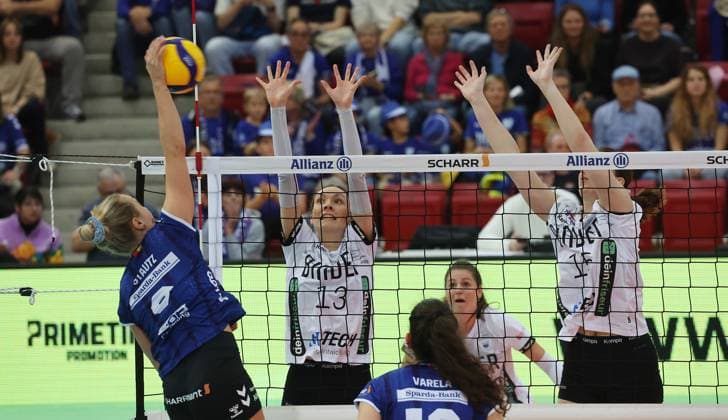Stuttgart , Volleyball Bundesliga Allianz MTV Stuttgart vs. Binder Blaubären Flacht , von links: Antonia Stautz ( Stgt ) Roxana Vogel Lizzy Irine Lobzhanidze ( Flacht )