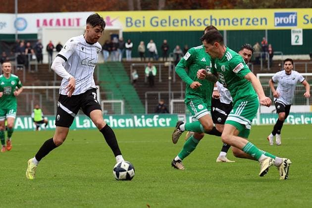 15.11.2025, xrekx, Fussball Regionalliga Suedwest, FC Homburg - SV Sandhausen v.l. David Mamutovic (SV Sandhausen) Phillipp Steinhart (FC 08 Homburg) Zweikampf, Aktion, action, battle for the ball (DFL DFB REGULATIONS PROHIBIT ANY USE OF PHOTOGRAPHS as IMAGE SEQUENCES and or QUASI-VIDEO) Homburg